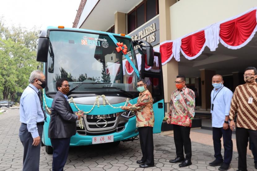 PT Bank Negara Indonesia (Persero) Tbk atau BNI memberikan hibah kendaraan operasional berupa satu unit bus kepada Universitas Sebelas Maret (UNS) Solo, Selasa (4/8). Foto Humas UNS