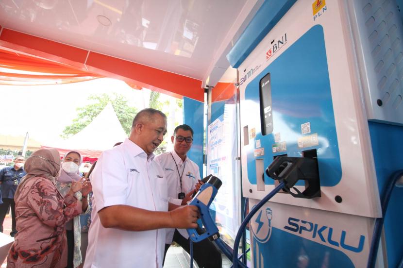 PT Bank Negara Indonesia (Persero) Tbk atau BNI sebagai pioneer green banking menyambut baik kebijakan pemerintah terkait subsidi untuk kendaraan listrik berbasis baterai (KBLBB) khususnya motor listrik yang resmi diberlakukan Senin (20/3/2023)