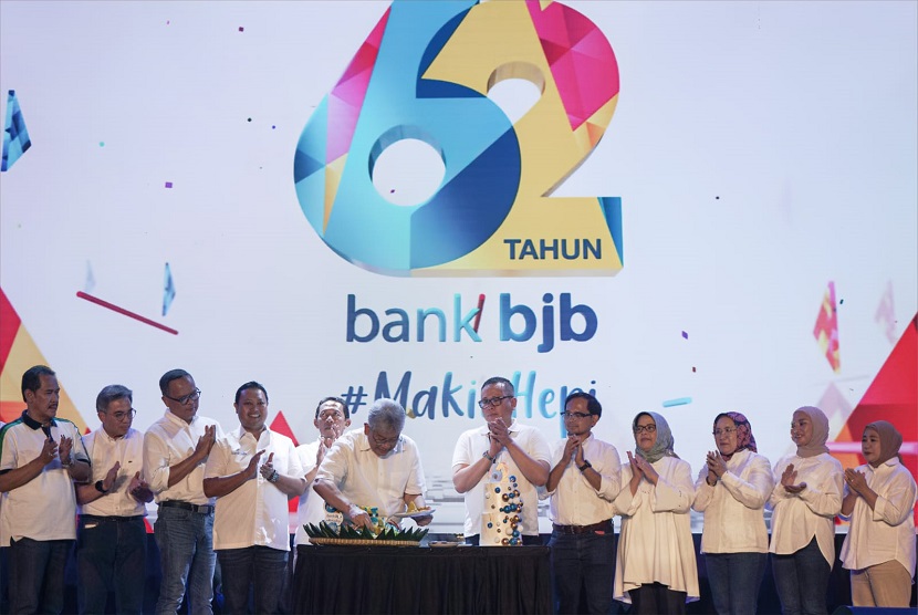 PT Bank Pembangunan Daerah Jawa Barat dan Banten Tbk (BJBR) atau bank bjb tahun ini genap berusia 62 tahun. Pencapaian istimewa bagi sebuah perbankan melewati usia puluhan tahun.  Di usia yang semakin matang, bank bjb semakin gesit dan berkontribusi bagi pertumbuhan ekonomi nasional juga daerah. 