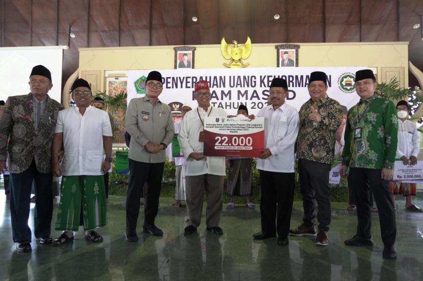 PT Bank Pembangunan Daerah Jawa Timur Tbk. (Bank Jatim) berkerja sama dengan BPJS Ketenagakerjaan mensukseskan program Gerakan Nasional Peduli Perlindungan Pekerja Rentan (GN Lingkaran).
