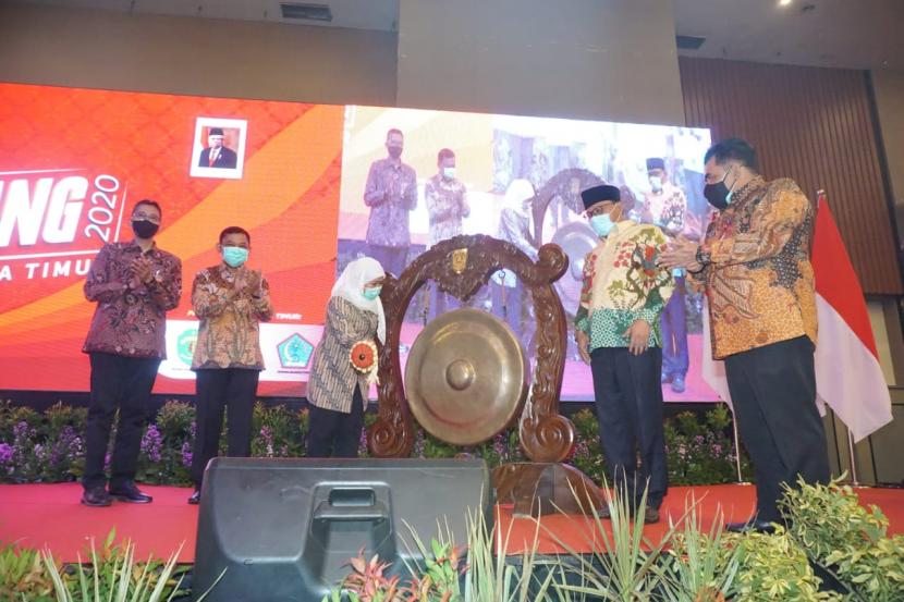 PT Bank Pembangunan Daerah Jawa Timur Tbk  (Bank Jatim) bekerja sama dengan PT Amartha Mikro Fintek (Amartha) untuk menyalurkan pendanaan usaha Rp 500 Miliar dalam satu tahun ke depan kepada ratusan ribu perempuan pengusaha mikro di desa, guna mendukung pemulihan dan kemajuan sektor usaha mikro, kecil dan menengah (UMKM) di Provinsi Jawa Timur.