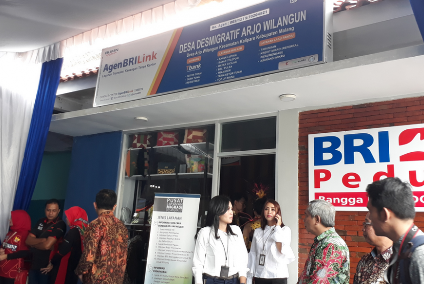 PT. Bank Rakyat Indonesia (Persero) melalui BRIncubator bekerjasama dengan  Otoritas Jasa Keuangan (OJK) memberikan pemamahan literasi keuangan para  pegiat UMKM dan keluarga migran di Desa Arjowilangun, Kalipare, Kabupaten  Malang, Selasa (18/12). 