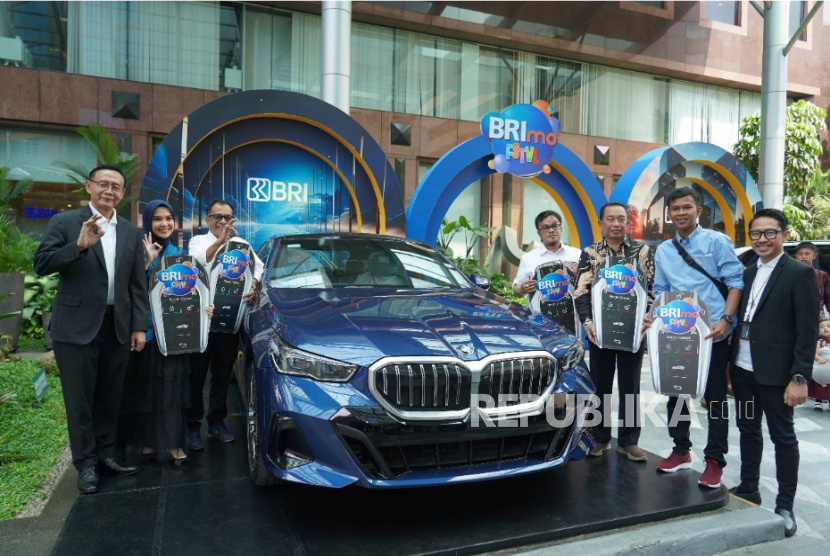 PT Bank Rakyat Indonesia (Persero) Tbk atau BRI menyerahkan hadiah utama kepada para pemenang terpilih dari berbagai daerah di Indonesia melalui seremoni penyerahan hadiah utama BRImo FSTVL 2024, yang digelar di Kantor Pusat BRI, Jakarta, Rabu (15/5/2025).