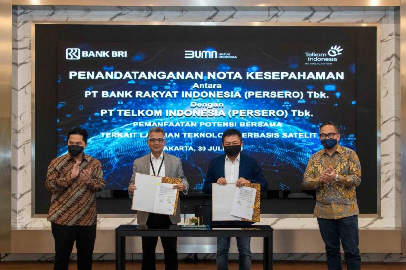  PT Bank Rakyat Indonesia (Persero) Tbk (BRI) dan PT Telkom Indonesia (Persero) Tbk (Telkom) melakukan penandatanganan nota kesepahaman terkait kolaborasi layanan teknologi berbasis satelit.