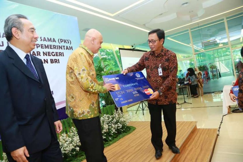 PT Bank Rakyat Indonesia (Persero) Tbk dan Kementerian Luar Negeri (Kemenlu) menandatangani perjanjian kerja sama penerbitan kartu kredit.