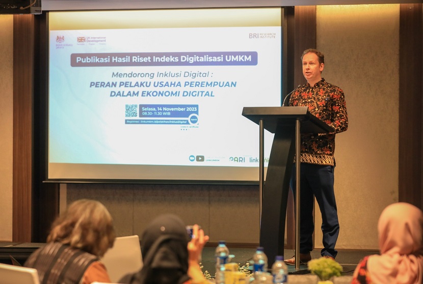 PT Bank Rakyat Indonesia (Persero) Tbk melalui BRI Research Institute bekerja sama dengan Pemerintah Inggris berkomitmen memberikan pemberdayaan kepada Usaha Mikro, Kecil dan Menengah (UMKM). Pemberdayaan fokus untuk Perempuan pengusaha berupa pelatihan dalam bidang literasi digital dan keuangan.  Inisiatif ini berdasarkan webinar nasional yang diselenggara