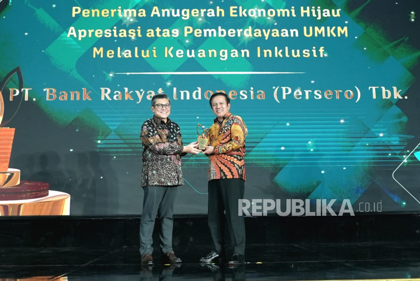 PT Bank Rakyat Indonesia (Persero) Tbk menerima Anugerah Ekonomi Hijau  dari detikcom atas Pemberdayaan UMKM melalui Keuangan Inklusif.