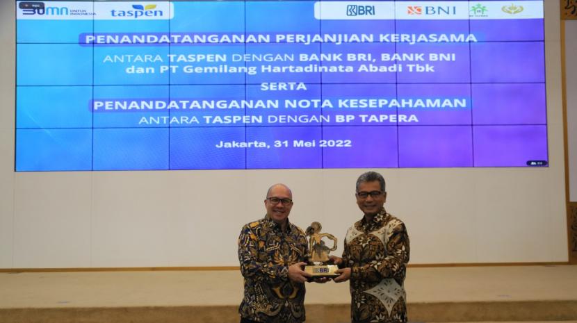 PT Bank Rakyat Indonesia (Persero) Tbk menjalin kerja sama pembayaran tabungan pensiun bersama PT Taspen (Persero). Hal itu ditandai melalui penandatanganan Perjanjian Kerja Sama (PKS) yang ditandatangani oleh Direktur Utama BRI Sunarso bersama Direktur Utama Taspen A.N.S. Kosasih pada Selasa (31/5/2022).