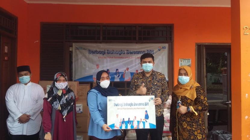 PT Bank Rakyat Indonesia Tbk (BRI) kantor cabang Kramat Jati, Jakarta Timur, melaksanakan kembali kegiatan Corporate Social Responsibility (CSR) melalui program BRI Peduli. Program memberikan bantuan berbagi paket sembako ke yayasan Panti Asuhan.