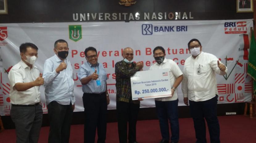 PT Bank Rakyat Indonesia Tbk. (BRI) Kantor Cabang Pasar Minggu - Jakarta Selatan, Program melalui BRI Peduli menyerahkan bantuan Program  Corporate Social Responsibility (CSR) Rabu (26/8). 