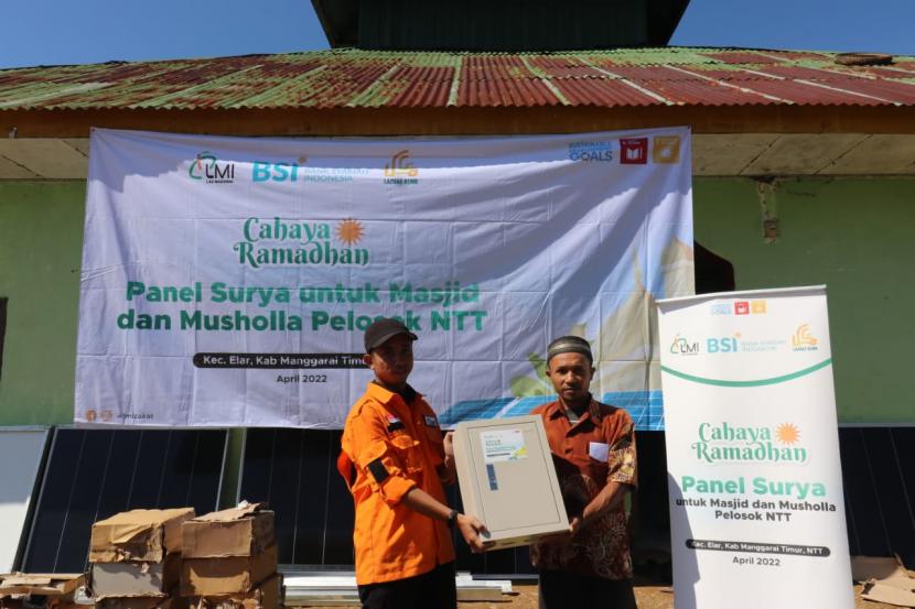 PT Bank Syariah Indonesia bersama LAZ BSMU dan LAZNAS LMI memberikan solar panel untuk masjid dan musholla yang belum terjangkau listrik di pelosok Nusa Tenggara Timur. 
