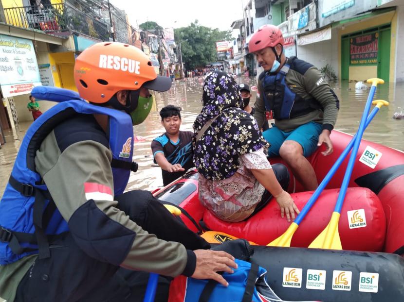 PT Bank Syariah Indonesia Tbk bekerja sama dengan Laznas BSM memberikan rangkaian bantuan kepada warga disekitar Jabodetabek yang terkena dampak banjir. 