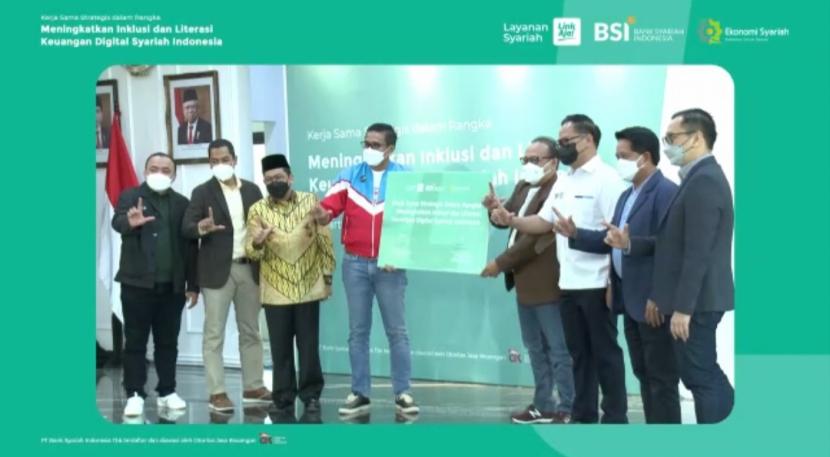 PT Bank Syariah Indonesia Tbk (BSI) dan Layanan Syariah LinkAja resmi berkolaborasi. Sinergi yang ditandai dengan penandatanganan nota kesepahaman (MoU) ini bertujuan untuk mendorong transformasi transaksi digital syariah.