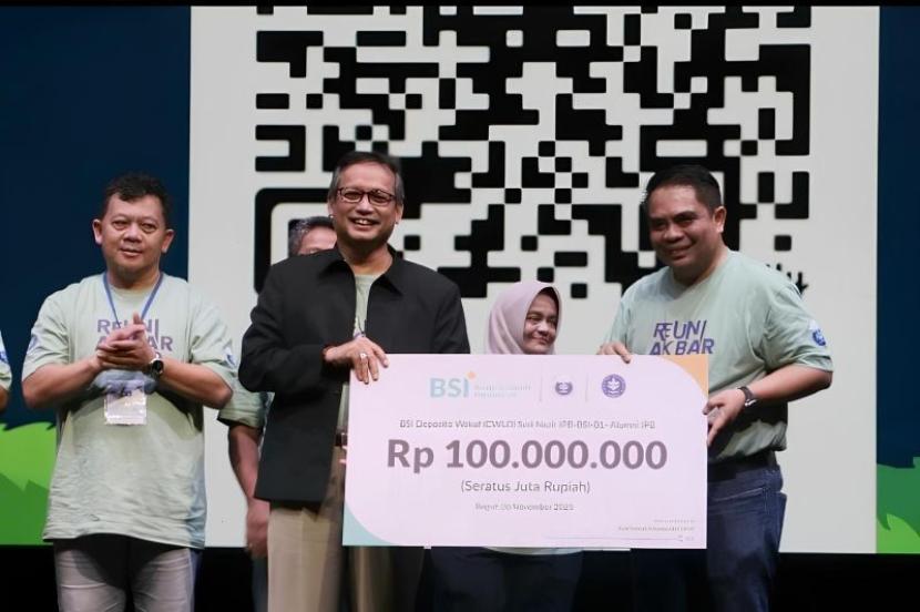 PT Bank Syariah Indonesia Tbk (BSI) meluncurkan BSI Deposito Wakaf yang dilakukan oleh Direktur Sales & Distribution BSI Anton Sukarna (kanan) kepada Kepala Badan Pengelola Bisnis, Investasi dan Wakaf IPB Naufal Mahfudz (kiri) (27/11/2023 )