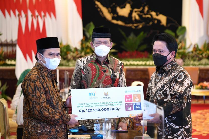 PT Bank Syariah Indonesia Tbk. (BSI) membayar zakat perusahaan kepada Badan Amil Zakat Nasional (BAZNAS) sebesar lebih dari Rp 122,5 miliar. Jumlah tersebut lebih tinggi dibandingkan pembayaran zakat BSI pada tahun lalu yang sebesar Rp 94 miliar. 