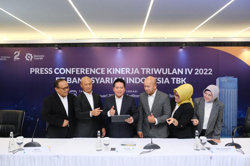 PT Bank Syariah Indonesia Tbk (BSI) membukukan kinerja yang impresif sepanjang 2022 dengan membukukan laba bersih sebesar Rp 4,26 triliun, tumbuh 40,68 persen secara tahunan (yoy).  Pencapaian ini merupakan laba tertinggi sepanjang sejarah berdirinya bank syariah di Indonesia.