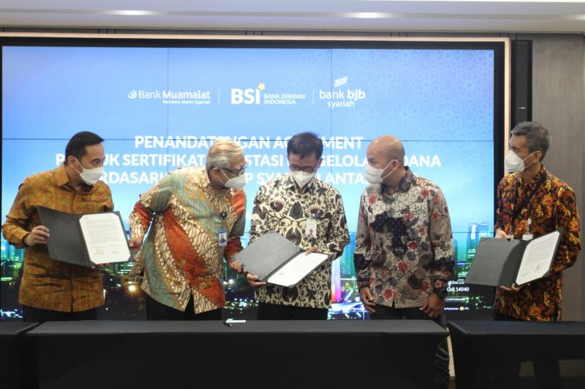 PT Bank Syariah Indonesia Tbk. (BSI) menandatangani Kerjasama terkait transaksi Sertifikat Pengelolaan Dana Berdasarkan Prinsip Syariah (SIPA) dengan Bank Muamalat Indonesia dan BJB Syariah.