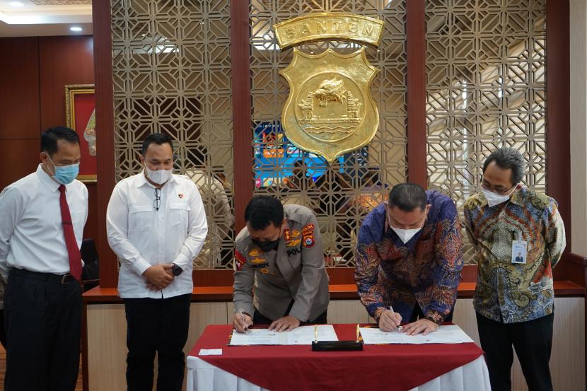 PT Bank Syariah Indonesia Tbk melakukan penandatanganan nota kesepahaman Penyediaan dan Pemanfaatan Fasilitas/Jasa Perbankan Syariah dengan Polda Banten di Cilegon, Senin (21/6).