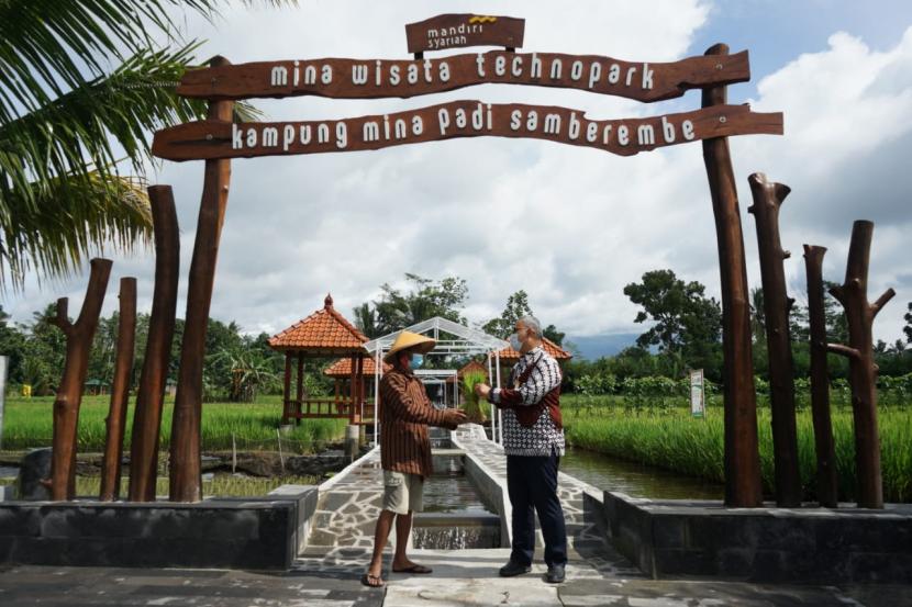 PT Bank Syariah Mandiri (Mandiri Syariah) bersama Lembaga Amil Zakat (Laznas) BSM Umat dan Rumah Zakat meresmikan Desa Berdaya Sejahtera Mandiri (Desa BSM) di Desa Candi Binangun, Yogyakarta. 