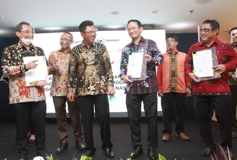 PT Bank Syariah Mandiri (Mandiri Syariah) menandatangani kerja sama dengan PT Jaminan Pembiayaan Askrindo Syariah dan PT Penjaminan Jamkrindo Syariah.