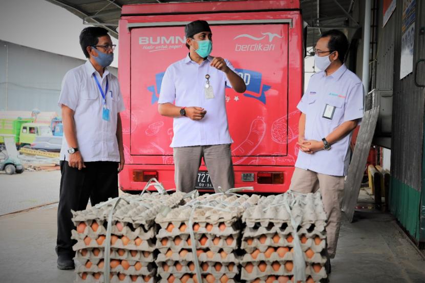 PT Berdikari (Persero) bersama PT Bhanda Ghara Reksa (Persero) atau BGR Logistics mendistribusikan penjualan 5.040 kilogram telur untuk memenuhi mendukung program Warung Tetangga dari Kementerian Koperasi dan UKM di Jakarta, Senin (18/5).
