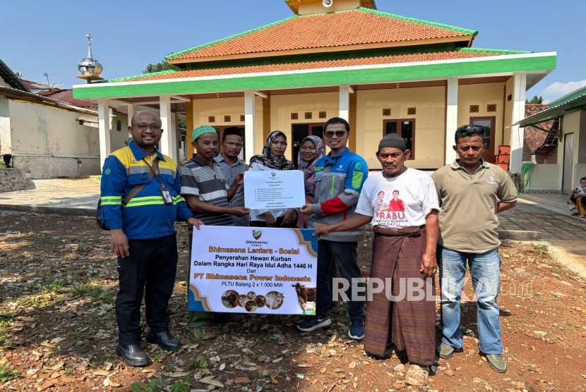 PT Bhimasena Power Indonesia (BPI) menyerahkan 10 sapi dan 20 kambing kepada masyarakat di Kabupaten Batang, Jawa Tengah, untuk menyambut Idul Adha 1446 Hijriyah pada 4-5 Juni 2025.