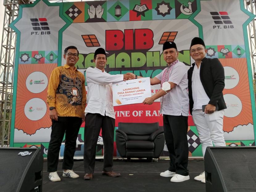 PT Borneo Indobara (BIB) dan Rumah Zakat meresmikan program Desa Ramah Lansia pada Rabu 5 April 2022 bersamaan dengan kegiatan Ramadhan Fest di UMKM Center Desa Angsana, Tanah Bumbu.