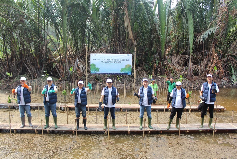 PT BRI Life senantiasa melakukan penanaman mangrove setiap tahunnya dalam berbagai kesempatan. Tahun ini bersama Ekowisata Mangrove Kapuk Muara, BRI Life melakukan penanaman seribu pohon mangrove di Kawasan Ekowisata Mangrove Muara Kapuk, Jakarta Utara.