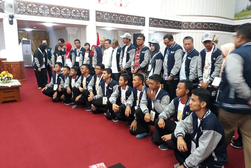 PT Bukit Asam (Persero) Tbk melepas 23 siswa tingkat SMA/SMK asal Sumatra Barat untuk diberangkatkan ke Makassar, Sulawesi Selatan. Para siswa mengikuti program Siswa Mengenal Nusantara yang digagas Kementerian BUMN.