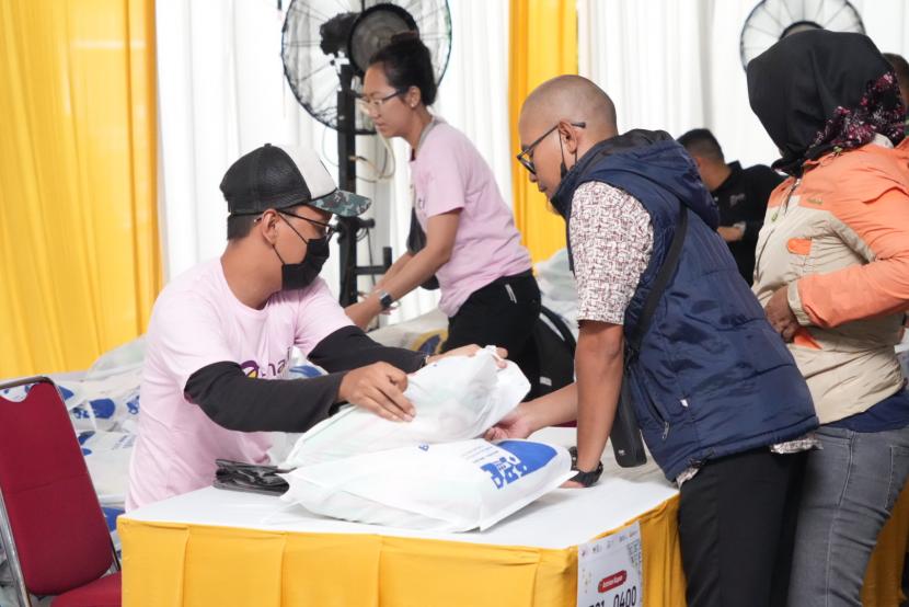 PT Bukit Asam (PTBA) menggelar Safari Ramadhan dengan menjual 1.000 paket sembako murah. Hasil penjualan sembako murah akan disumbangkan untuk membantu sarana umum masyarakat.