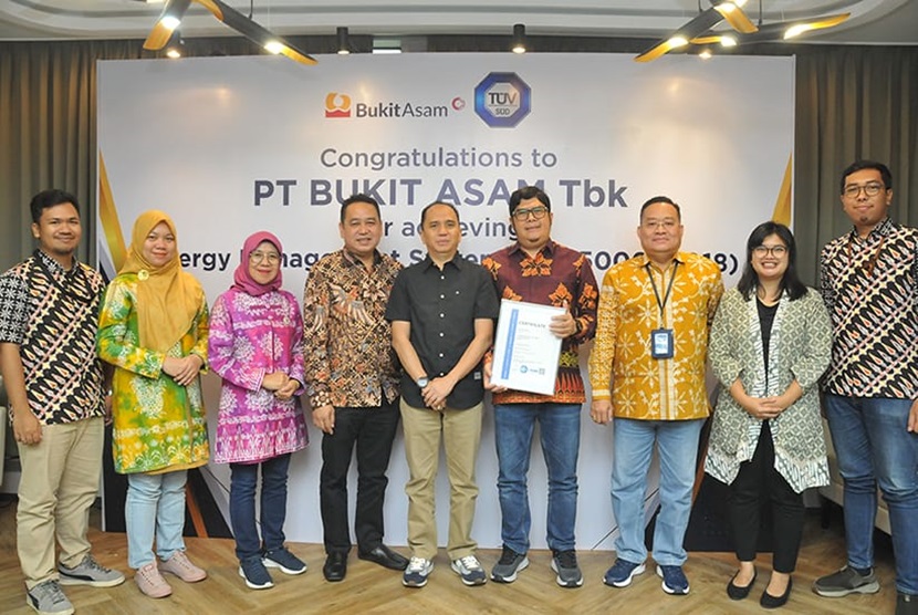 PT Bukit Asam (PTBA), perusahaan menerima sertifikasi ISO 50001:2018 tentang Sistem Manajemen Energi Sertifikasi ISO tersebut diserahkan oleh badan sertifikasi PT TUV SUD Indonesia. Penyerahan sertifikasi dilakukan langsung oleh Presiden Direktur PT TUV SUD Indonesia, Yuan Handayana kepada Direktur utama PT Bukit Asam Tbk (PTBA) Arsal Ismail di Jakarta, Jumat (15/3/2024).