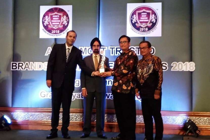 PT Bukit Asam (PTBA) Tbk meraih penghargaaan Asia's Most Trusted Company 2017 untuk kategori Coal Mining Company di Asia dari IBC (International Brand Consulting Corporation) yang diserahkan CEO IBC InfoMedia Pvt. Ltd (India) Hemant Kaushik kepada SM Pemasaran Domestik dan Distribusi PTBA Biverli Binanga pada Awards Ceremony and Gala Dinner di Hotel Grand Hyatt, Bangkok, Ahad (26/8).