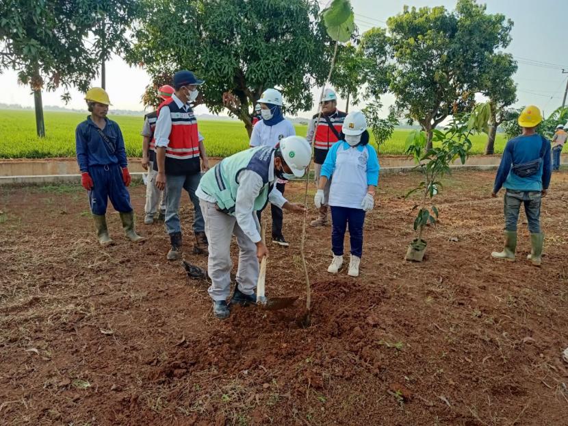 PT Bumi Karsa menggandeng Balai Besar Wilayah Sungai (BBWS) Cimanuk-Cisanggarung melakukan penanaman pohon mangga memeringati Hari Air Sedunia, Senin (4/4/2022)