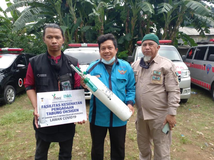 PT BWA bersama PT Sarana Multi Infrastruktur (Persero) menyumbangkan tabung oksigen untuk komunitas ambulans gratis di Depok, Jumat (29/10).