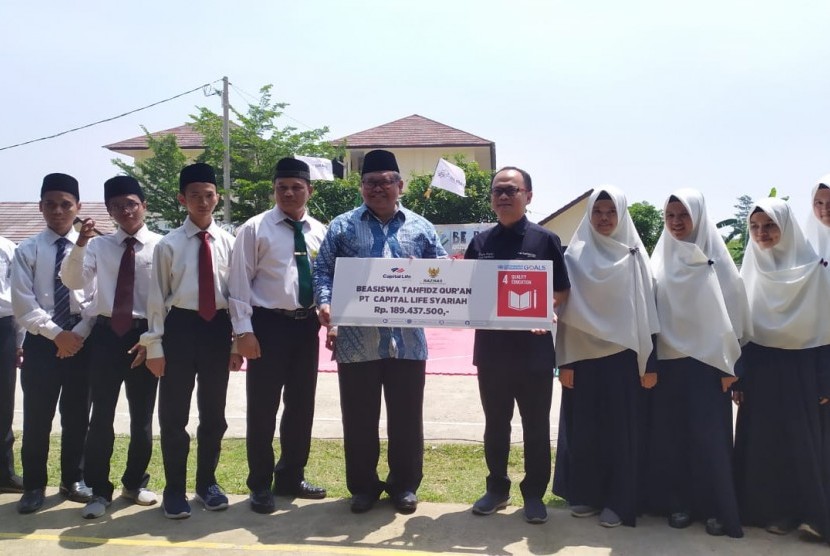 PT Capital Life Syariah (Calisa) menggandeng Badan Amil Zakat Nasional (Baznas) untuk memberikan beasiswa kepada santri Sekolah Tahfidz Baznas di Cirangkong, Cibungbulang, Kabupaten Bogor, Jawa Barat, Senin (21/10).