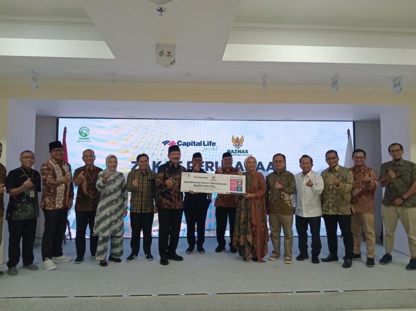 PT Capital Life Syariah menunaikan pembayaran zakat perusahaan melalui Badan Amil Zakat Nasional (BAZNAS) RI di kantor BAZNAS RI, Jakarta, Selasa (24/1/2023). 