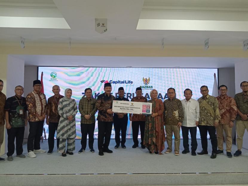PT Capital Life Syariah menunaikan pembayaran zakat perusahaan melalui Badan Amil Zakat Nasional (BAZNAS) RI di kantor BAZNAS RI, Jakarta, Selasa (24/1/2023). 