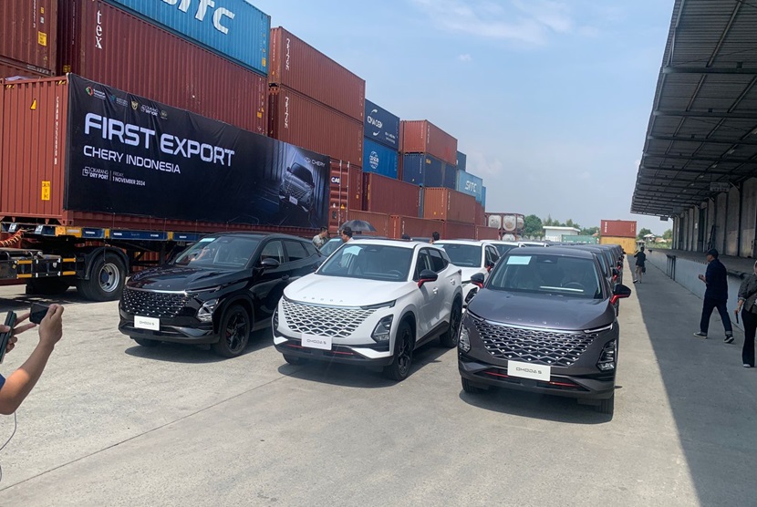 PT Chery Motor Indonesia resmi ekspor untuk pertama kalinya 120 unit Chery OMODA 5 ke Vietnam. Acara peresmian ekspor perdana ini diikuti oleh Menteri Perindustrian Agus Gumiwang Kartasasmita serta Executive Vice President of Chery International, Chen Chunging di Cikarang Dry Port, Kabupaten Bekasi, Jumat (1/11/2024).