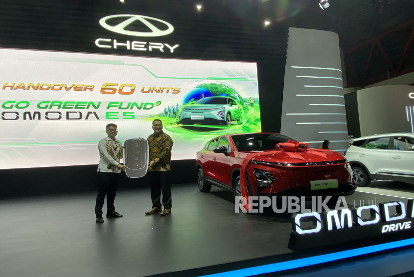 PT Chery Sales Indonesia melakukan serah terima Omoda E5 kepada PT Bank Syariah Indonesia Tbk (BSI). Penyerahan simbolis ini berlangsung di ajang Indonesia International Motor Show (IIMS) 2025 di Kemayoran, Jakarta, Kamis (20/02/2025).