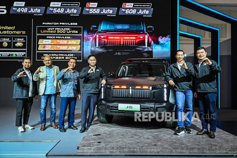  PT Chery Sales Indonesia resmi meluncurkan Chery J6, SUV listrik pertama di Indonesia yang dirancang khusus untuk mereka yang gemar berpetualang. Dengan desain Fashion Cube Box yang unik dan performa tangguh, Chery J6 siap menjadi pionir di segmen SUV listrik offroad.