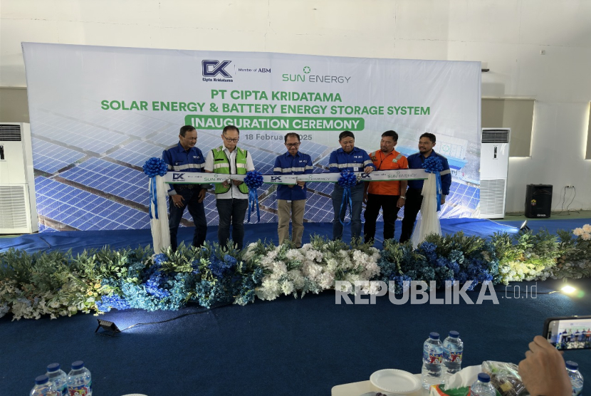 PT Cipta Kridatama (CK), anak usaha dari PT ABM Investama Tbk (ABMM), meresmikan Pembangkit Listrik Tenaga Surya (PLTS) dengan sistem penyimpanan energi baterai microgrid dalam kontainer (Containerized Battery Energy Storage System/CBESS) terbesar dan pertama di Indonesia di Jambi pada Selasa (18/2/2025) lalu.