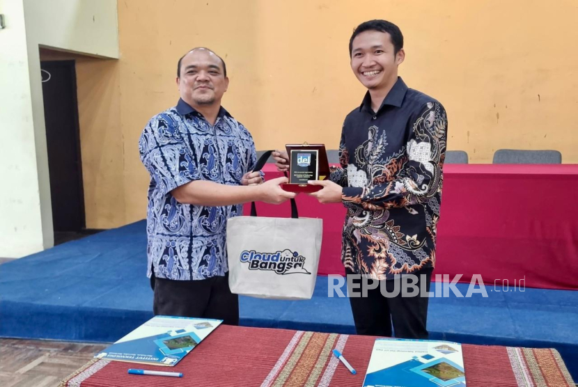 PT Cloud Hosting Indonesia (IDCloudHost) dan Institut Teknologi Del (IT Del) melakukan penandatanganan nota kesepahaman (MoU) strategis untuk memperkuat kedaulatan data nasional serta mendukung pengembangan teknologi berbasis Kecerdasan Buatan (AI) dan Cloud di Indonesia.