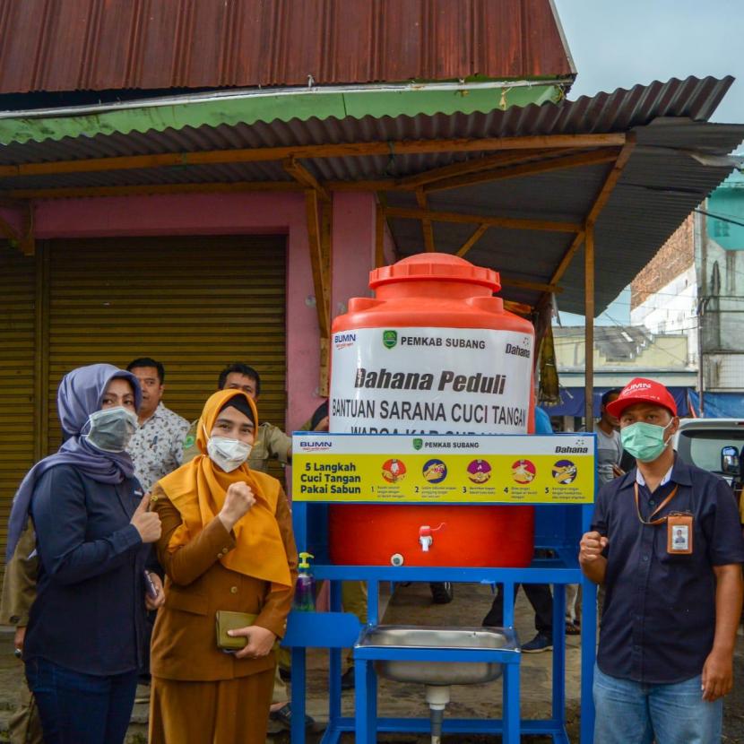 PT Dahana (Persero) melalui PKBL bekerja sama dengan pemerintahan Kabupaten Subang menyerahkan bantuan berupa sarana cuci tangan bagi para pedagang di pasar Pujasera, Subang, Jawa Barat. 