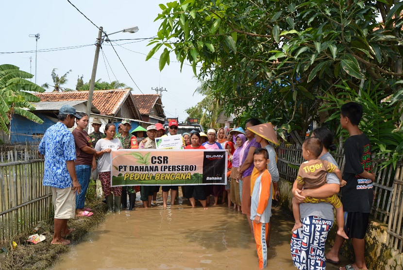 PT Dahana (Persero), melalui unit program kemitraan dan bina lingkungan (PKBL) kembali menyalurkan bantuan terhadap korban bencana banjir di kawasan pantai utara Subang, Jawa Barat, Rabu (4/3).