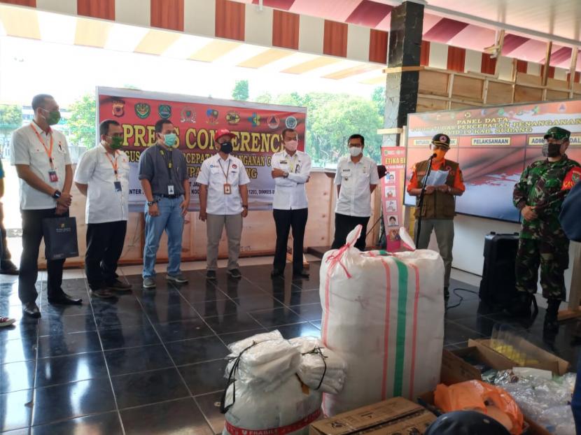 PT Dahana (Persero) memberikan bantuan APD kepada Posko Gusus Tugas Percepatan Penanganan Covid-19 Kabupaten Subang, Rabu (29/4).