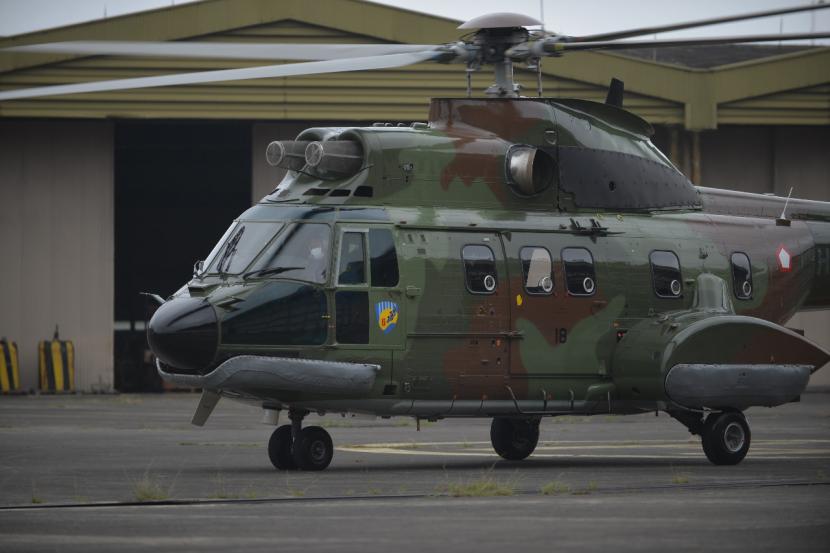 PT Dirgantara Indonesia (PTDI) mengirim satu unit Helikopter Super Puma NAS332 C1+ menuju Skadron Udara VI Lanud Atang Sendjaja, Bogor, Jumat (29/1). Pesawat tersebut dipesan oleh Kementerian Pertahanan (Kemhan) dengan pengguna akhir TNI Angkatan Udara (AU
