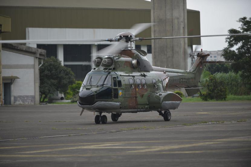PT Dirgantara Indonesia (PTDI) mengirim satu unit Helikopter Super Puma NAS332 C1+ menuju Skadron Udara VI Lanud Atang Sendjaja, Bogor, Jumat (29/1). Pesawat tersebut dipesan oleh Kementerian Pertahanan (Kemhan) dengan pengguna akhir TNI Angkatan Udara (AU). PTDI pada tahun ini fokus untuk melebarkan pasar.