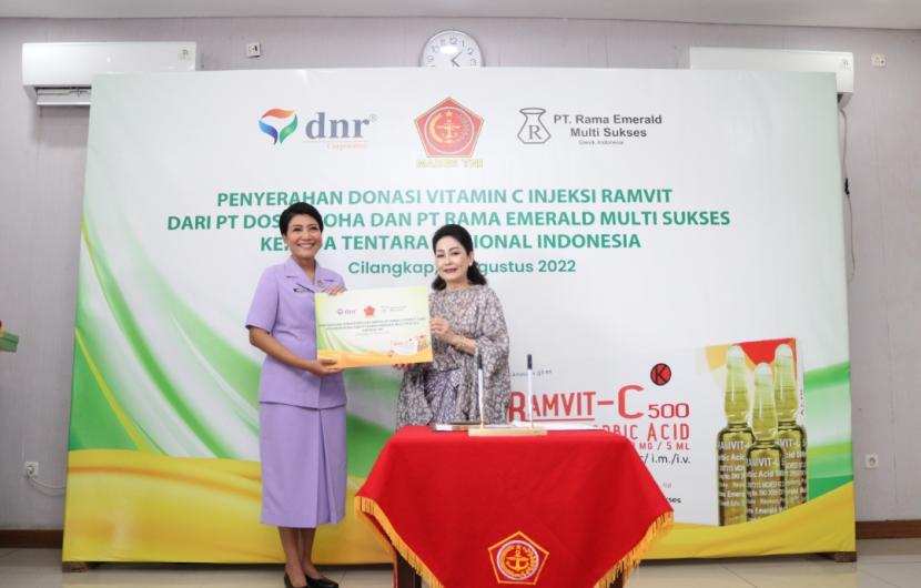 PT DNR dan Rama memberi donasi 500 ribu ampul vitamin C kepada TNI.