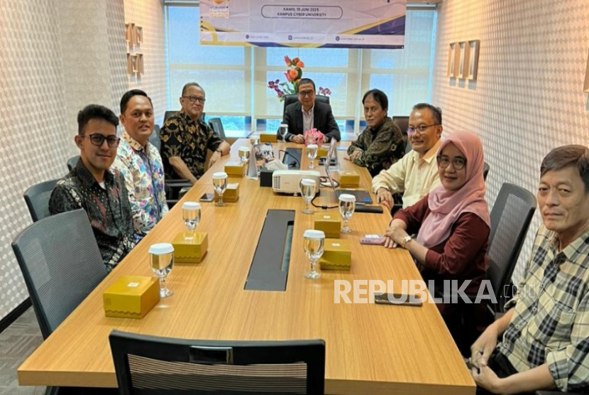 PT DQS Certification Indonesia dan Cyber University mengambil langkah konkret dalam pengembangan kurikulum berbasis Outcome-Based Education (OBE) dan pelaksanaan program magang mahasiswa yang relevan dengan kebutuhan industri global.