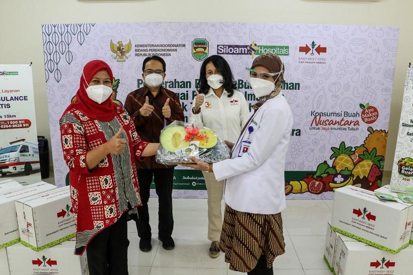 PT East West Seed Indonesia (Ewindo) menyalurkan 400 paket buah bagi nakes di Rumah Sakit Siloam Purwakarta, Jawa Barat.